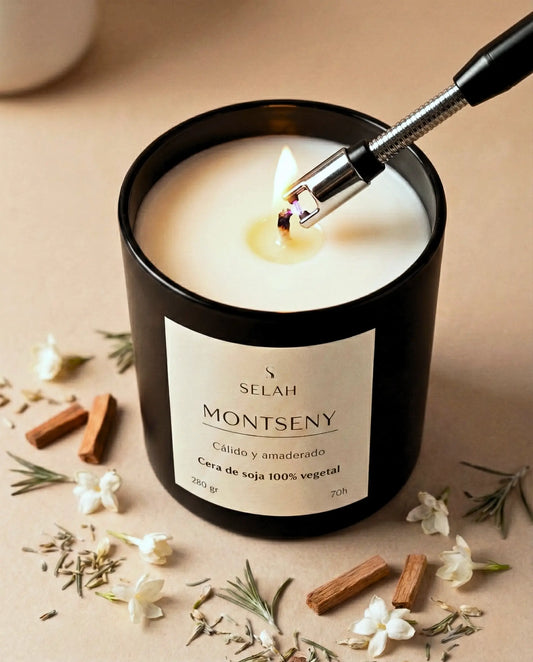 Detalle de encendido de vela artesanal de soja sin tóxicos con mecha de algodón de alta calidad