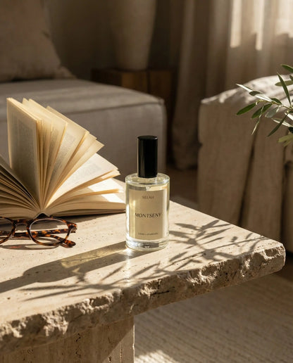 Bruma textil de aromaterapia para crear un ambiente de lectura y relax con luz natural