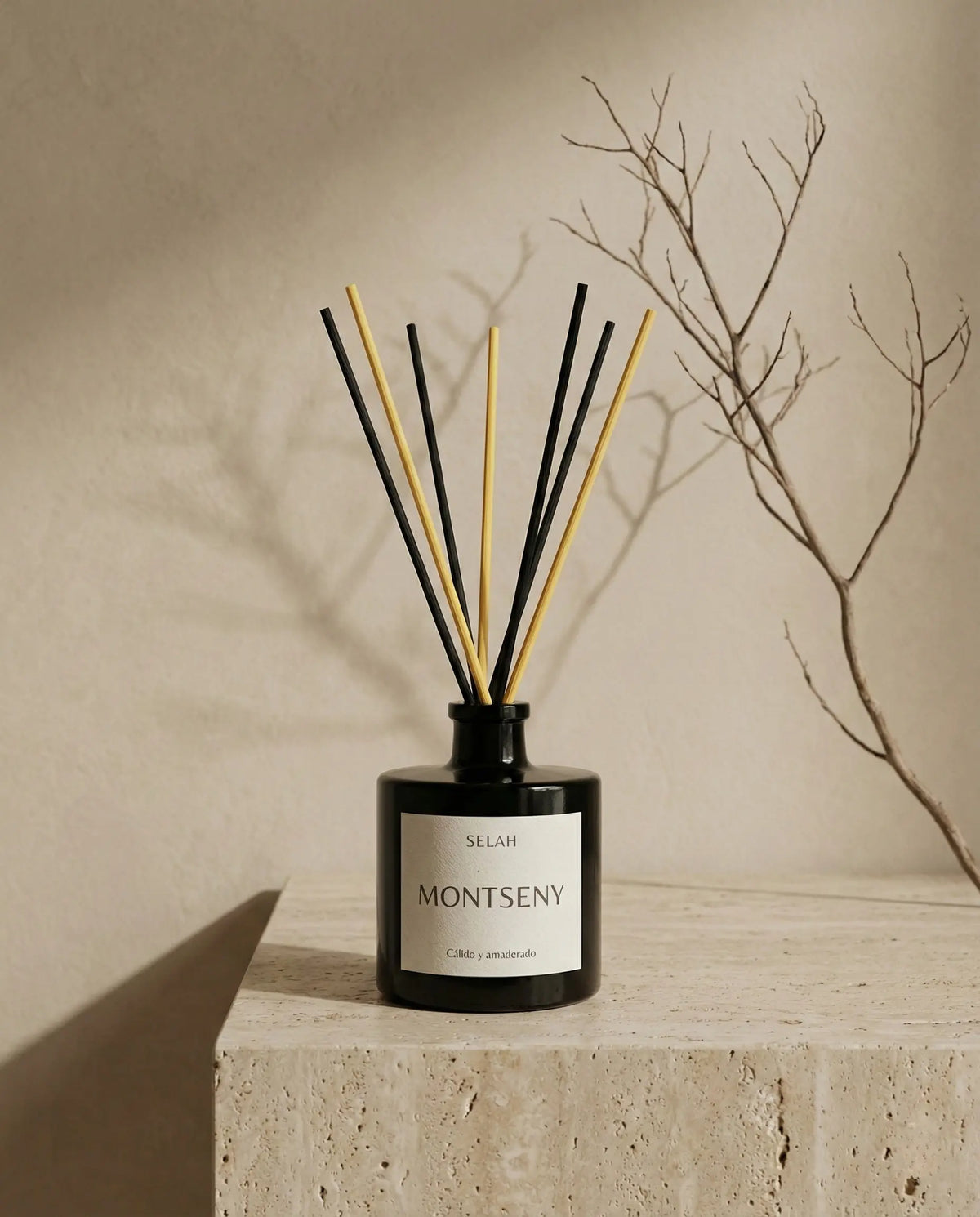Ambientador de varillas natural para decoración de hogar colocado sobre pedestal de travertino - Rincón Selah