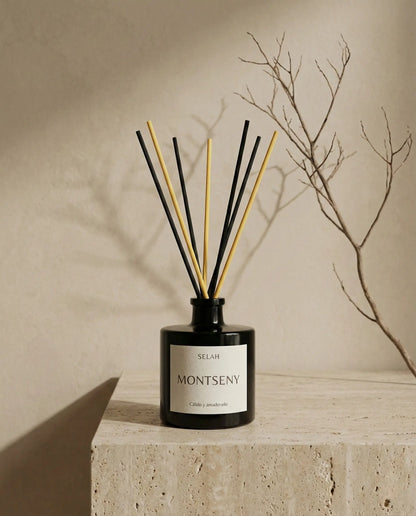 Ambientador de varillas natural para decoración de hogar colocado sobre pedestal de travertino - Rincón Selah