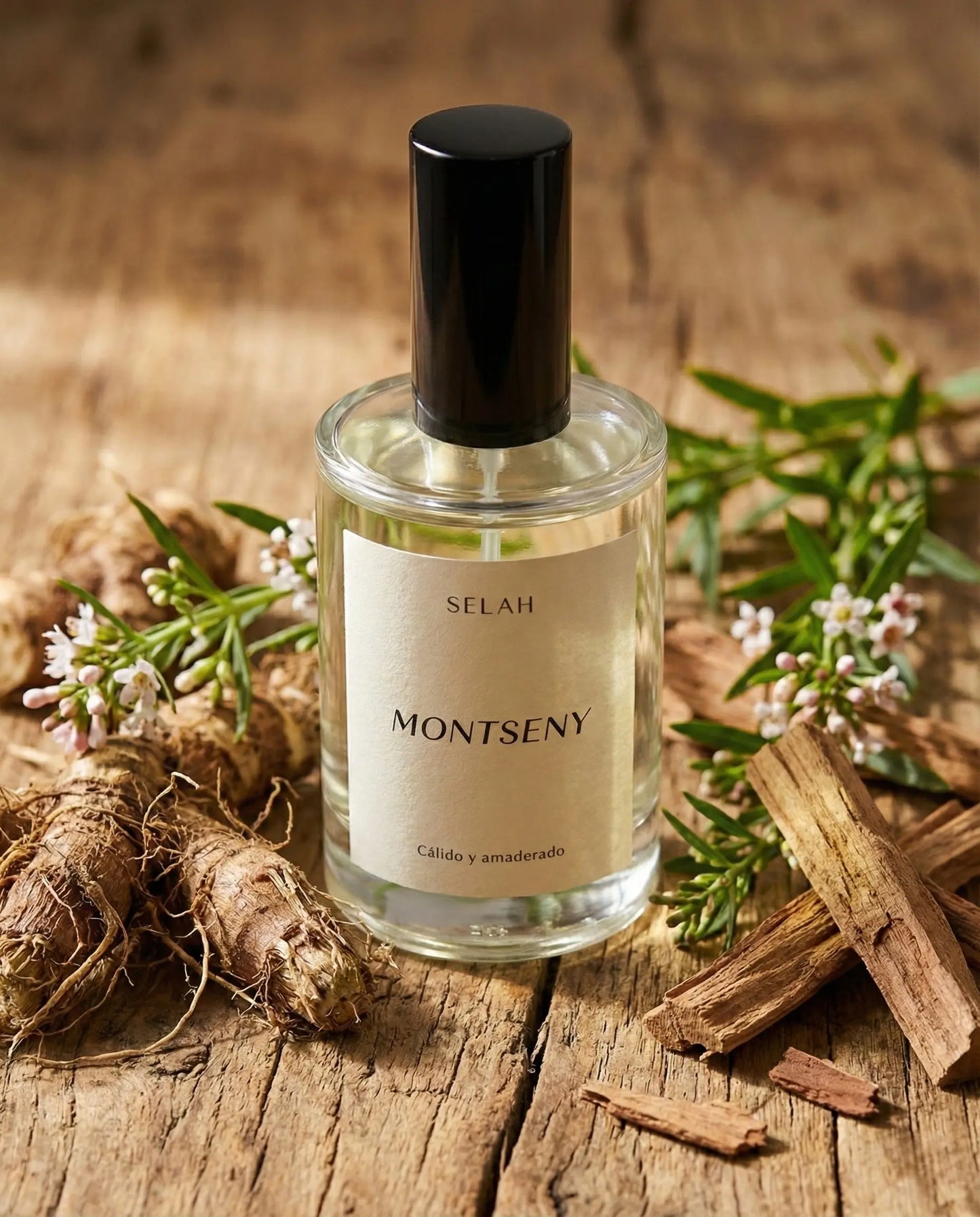 Home spray natural con raíces y plantas botánicas que resaltan su origen artesanal.