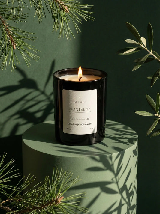 Vela de soja natural Montseny Noir Edition encendida con fragancia de autor y cera artesanal - Rincón Selah